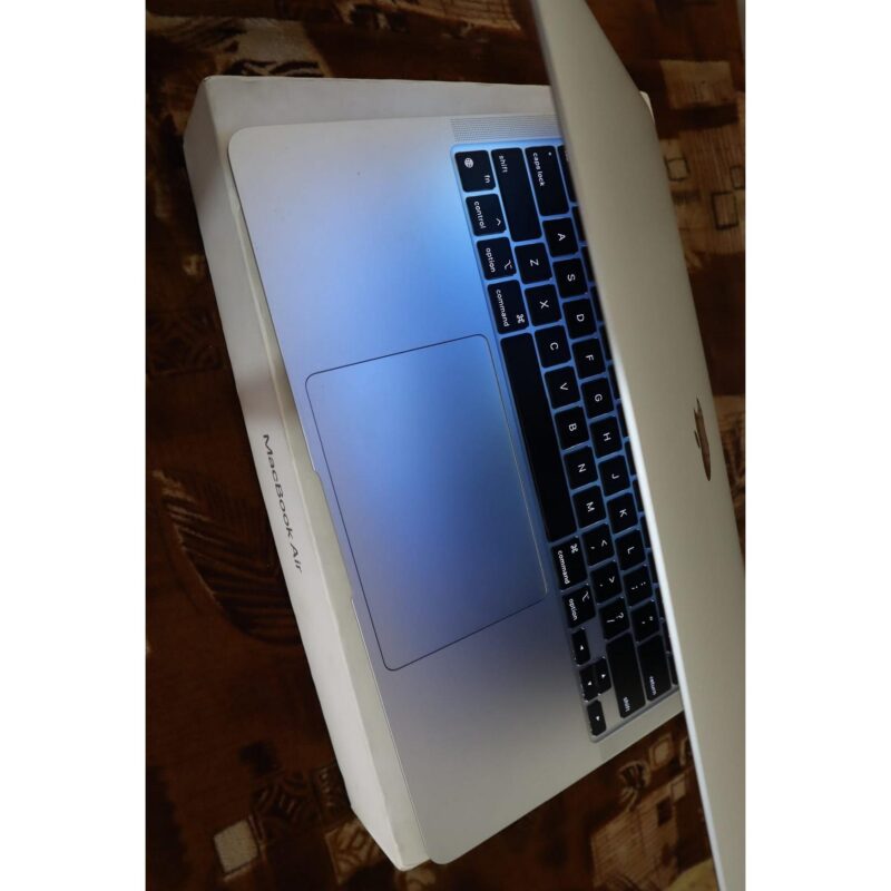 MacBook Air (2022) 13.3-inch  Apple M2 8-core and 8-core GPU  8GB RAM  SSD 256GB